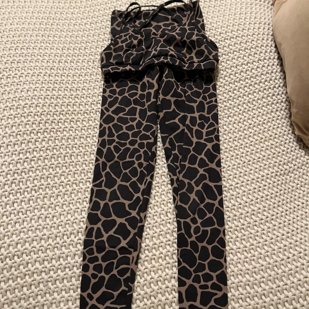 Strut this tortoise giraffe set one size. Very rare.